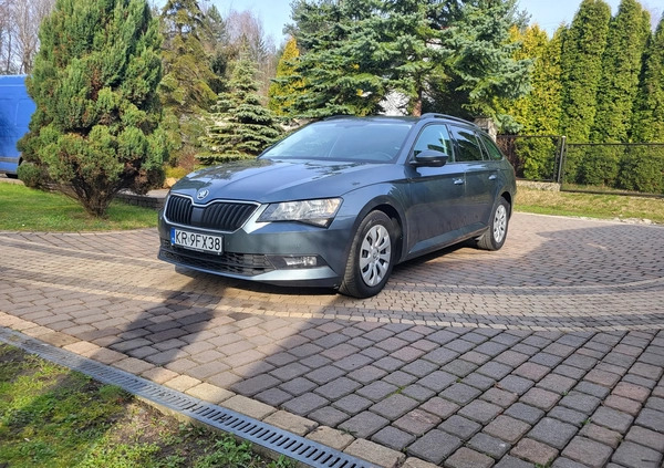 Skoda Superb cena 58900 przebieg: 215000, rok produkcji 2018 z Trzebinia małe 79